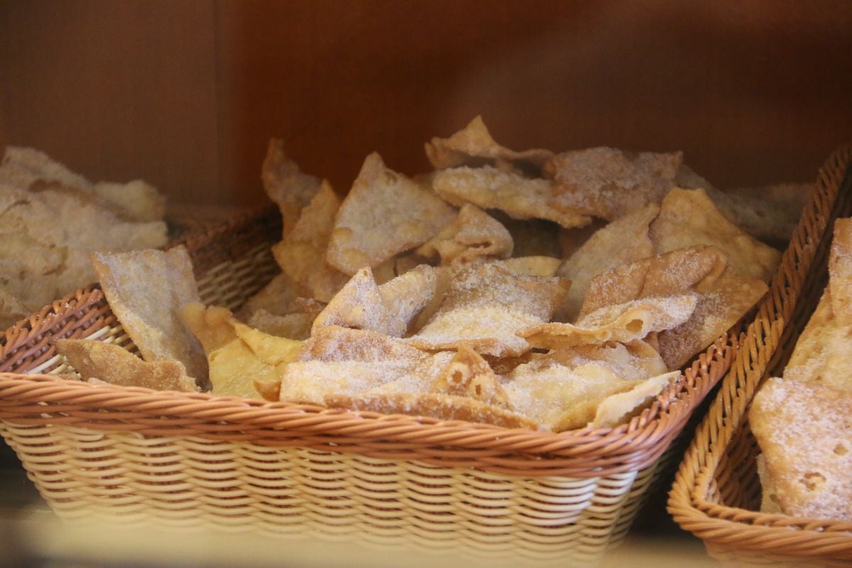 Las confiterías de la ciudad se llenan durante estos días de los dulces más típicos de carnaval.