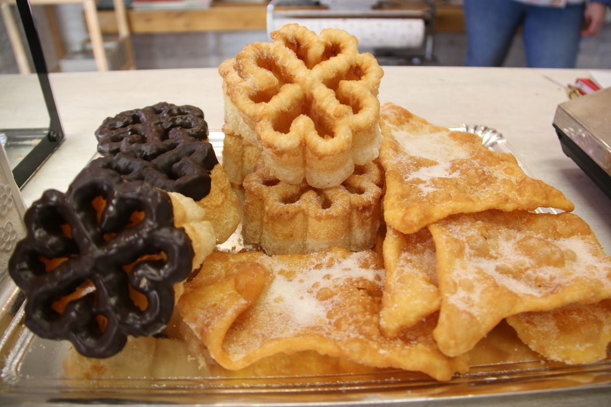 Las confiterías de la ciudad se llenan durante estos días de los dulces más típicos de carnaval.