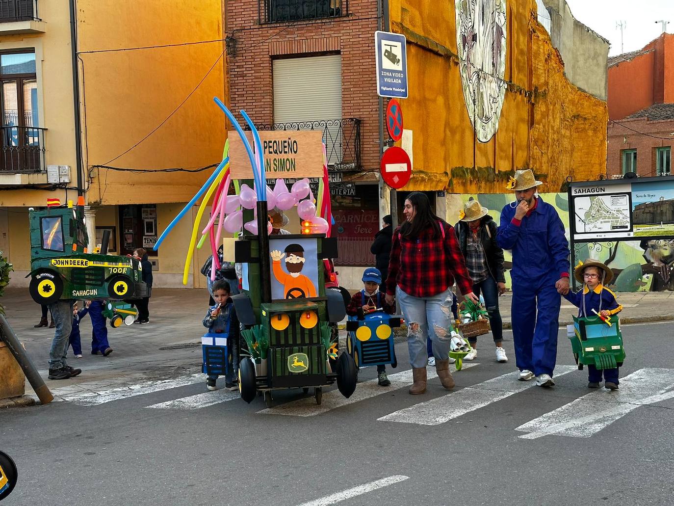 La localidad facundina ha celebrado su tradicional desfile de carnaval donde no han faltado los disfraces más originales y sin olvidar los clásicos.