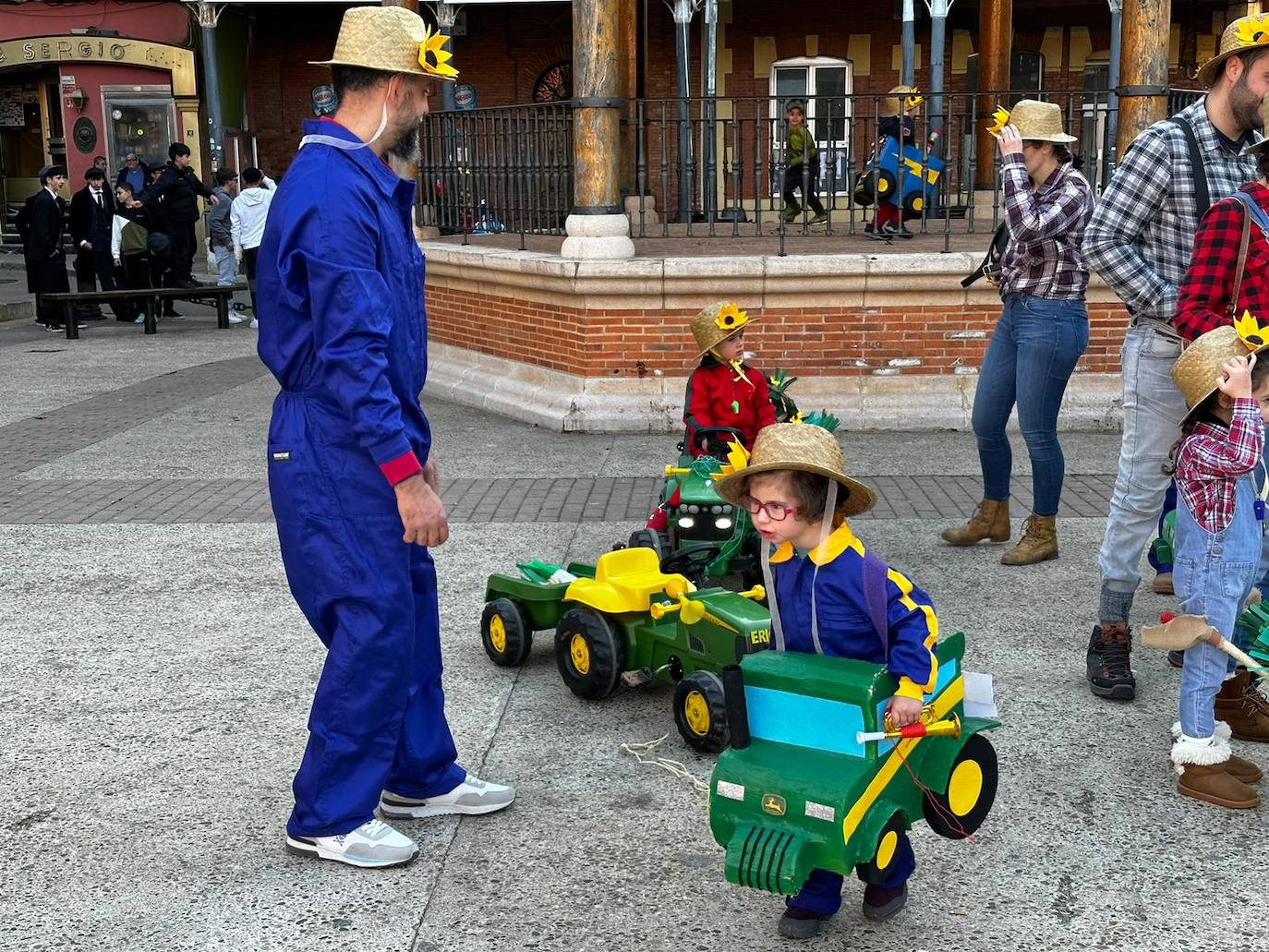 La localidad facundina ha celebrado su tradicional desfile de carnaval donde no han faltado los disfraces más originales y sin olvidar los clásicos.