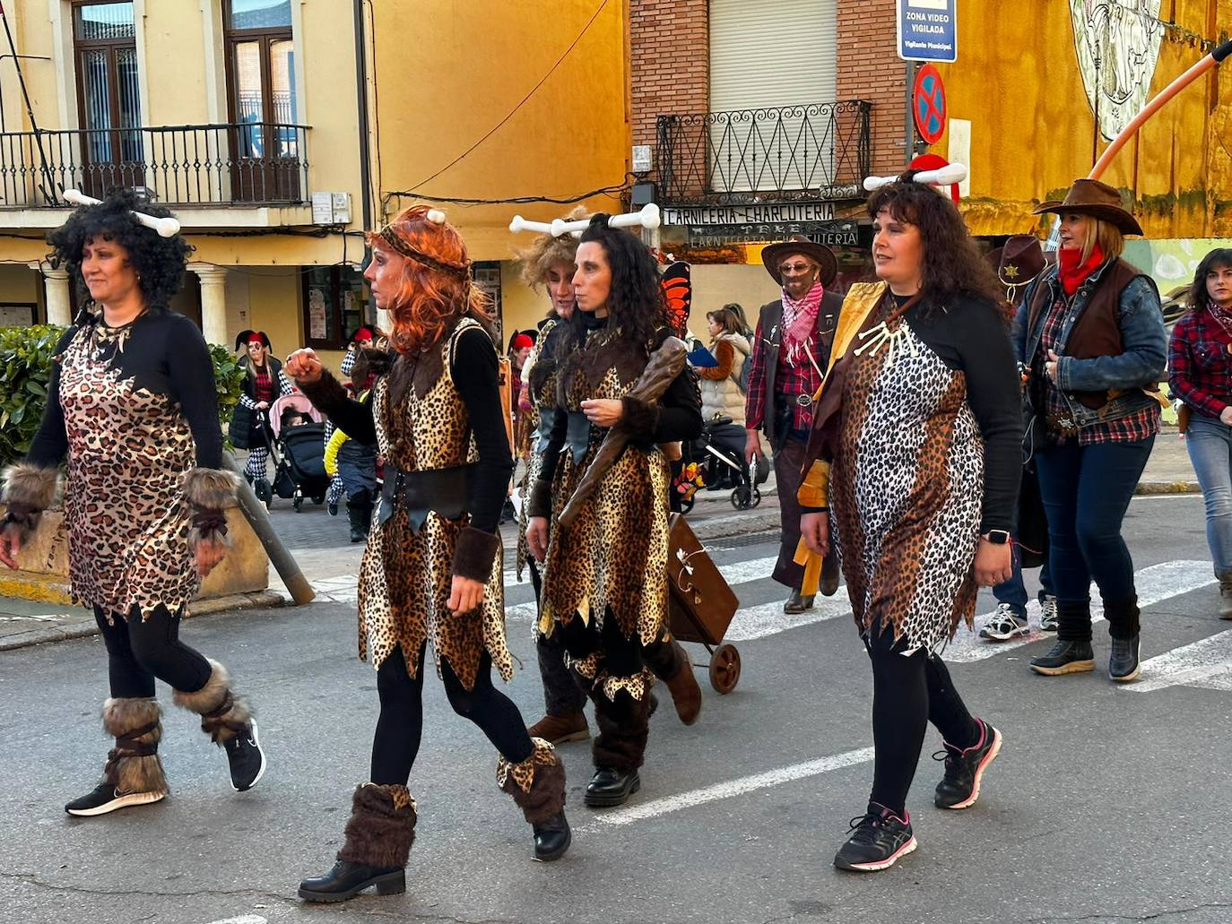 La localidad facundina ha celebrado su tradicional desfile de carnaval donde no han faltado los disfraces más originales y sin olvidar los clásicos.