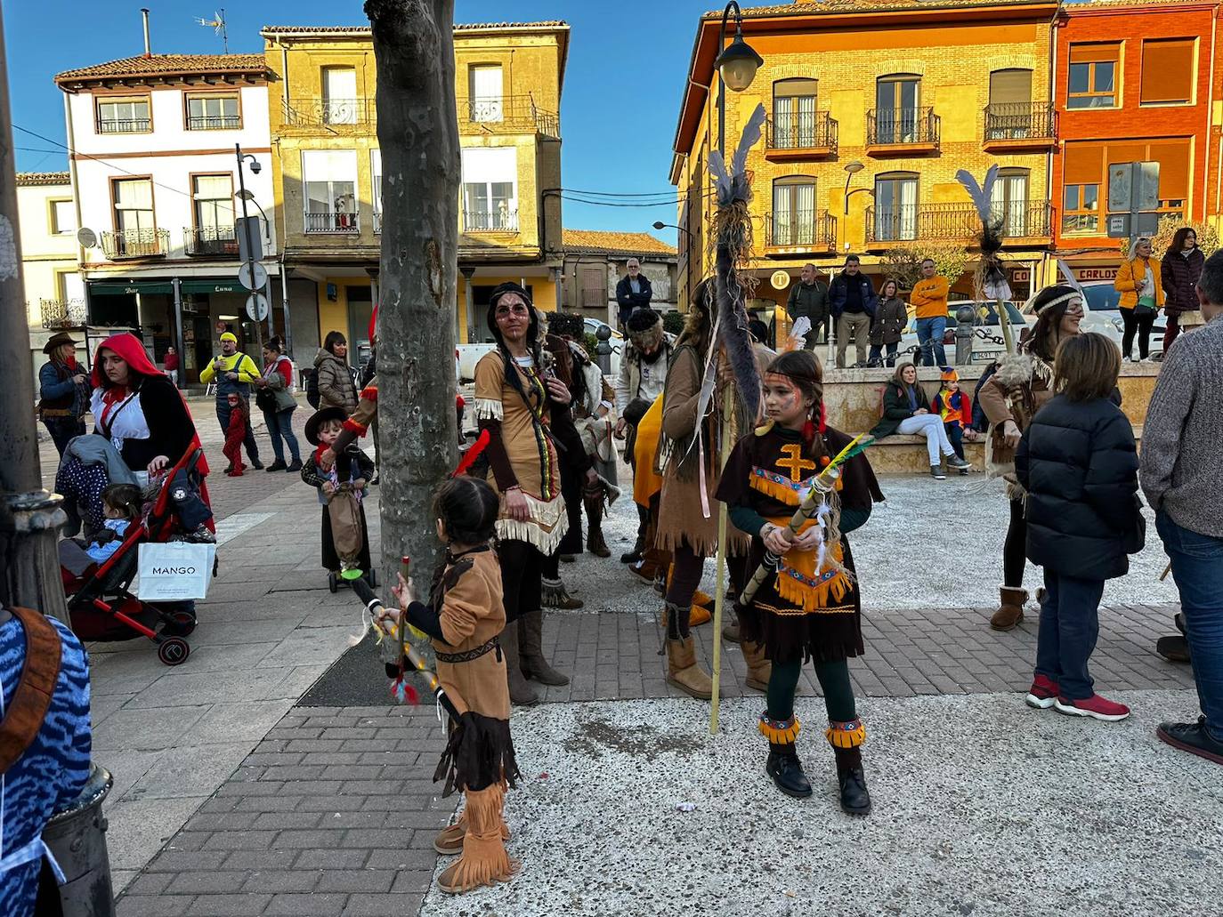 La localidad facundina ha celebrado su tradicional desfile de carnaval donde no han faltado los disfraces más originales y sin olvidar los clásicos.