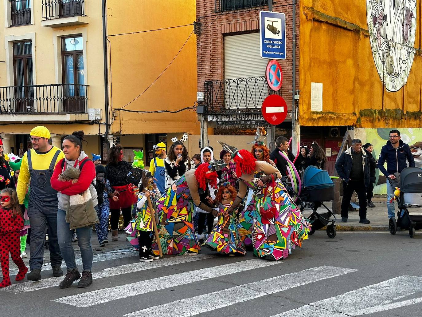 La localidad facundina ha celebrado su tradicional desfile de carnaval donde no han faltado los disfraces más originales y sin olvidar los clásicos.