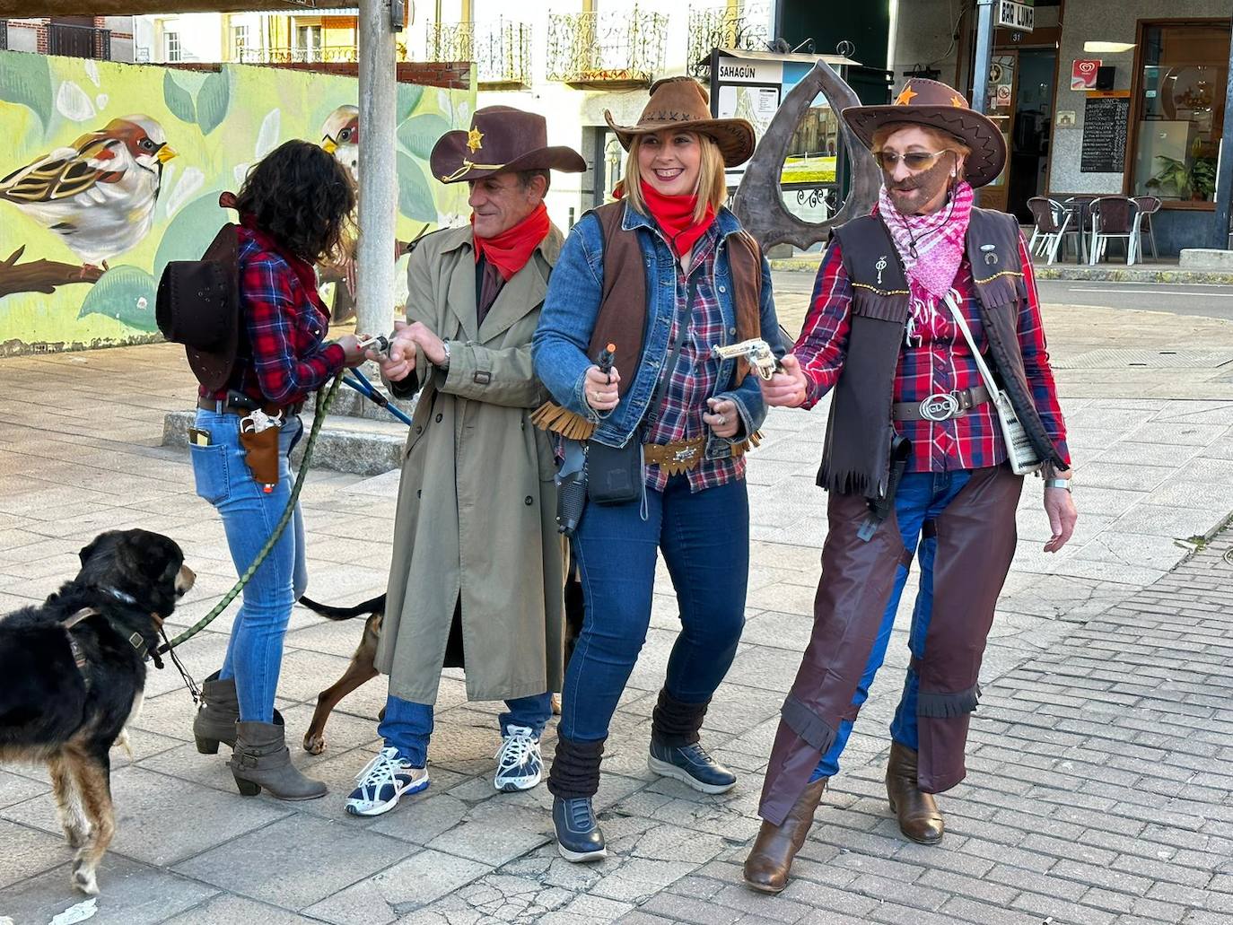 La localidad facundina ha celebrado su tradicional desfile de carnaval donde no han faltado los disfraces más originales y sin olvidar los clásicos.