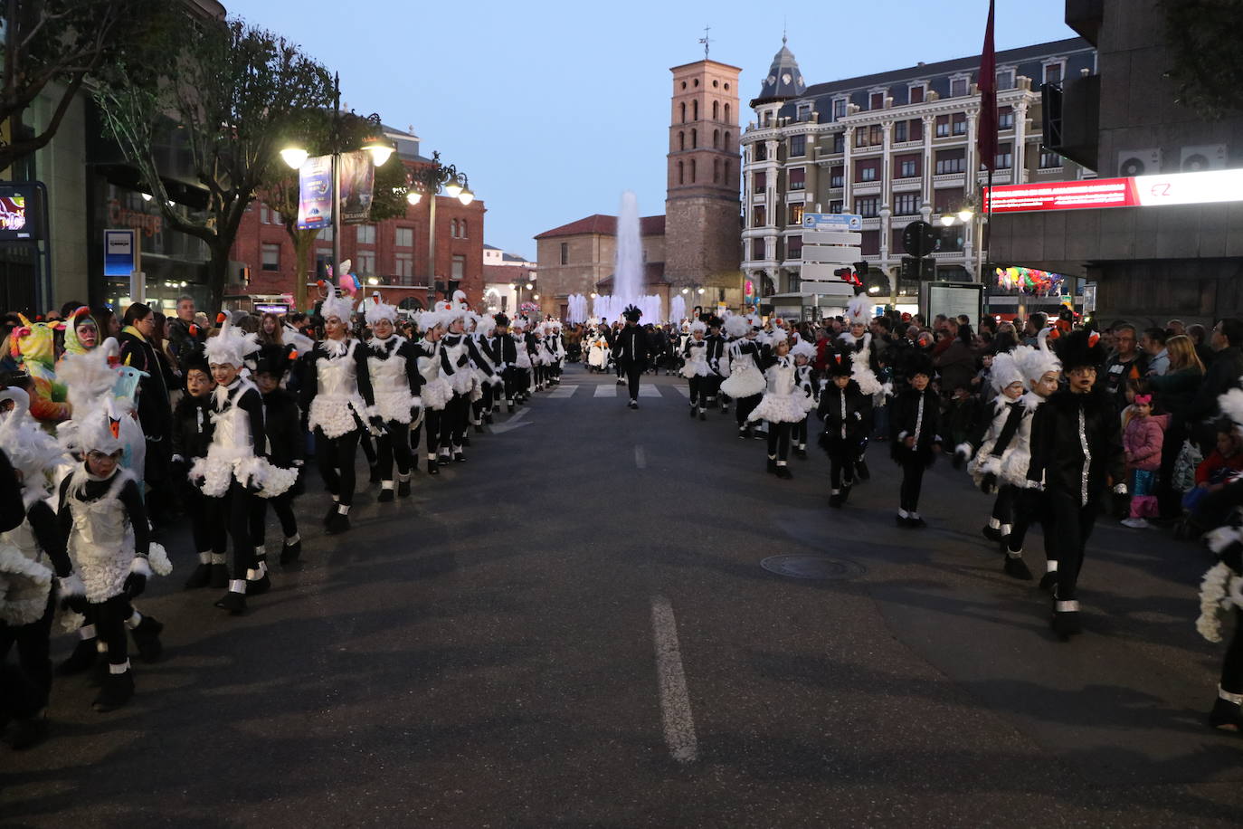 Centenares de personas acuden a la llamada de la fiesta y se disfrazan en esta jornada de sábado.