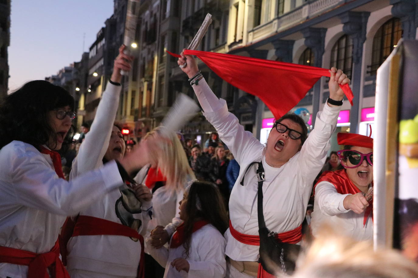 Centenares de personas acuden a la llamada de la fiesta y se disfrazan en esta jornada de sábado.