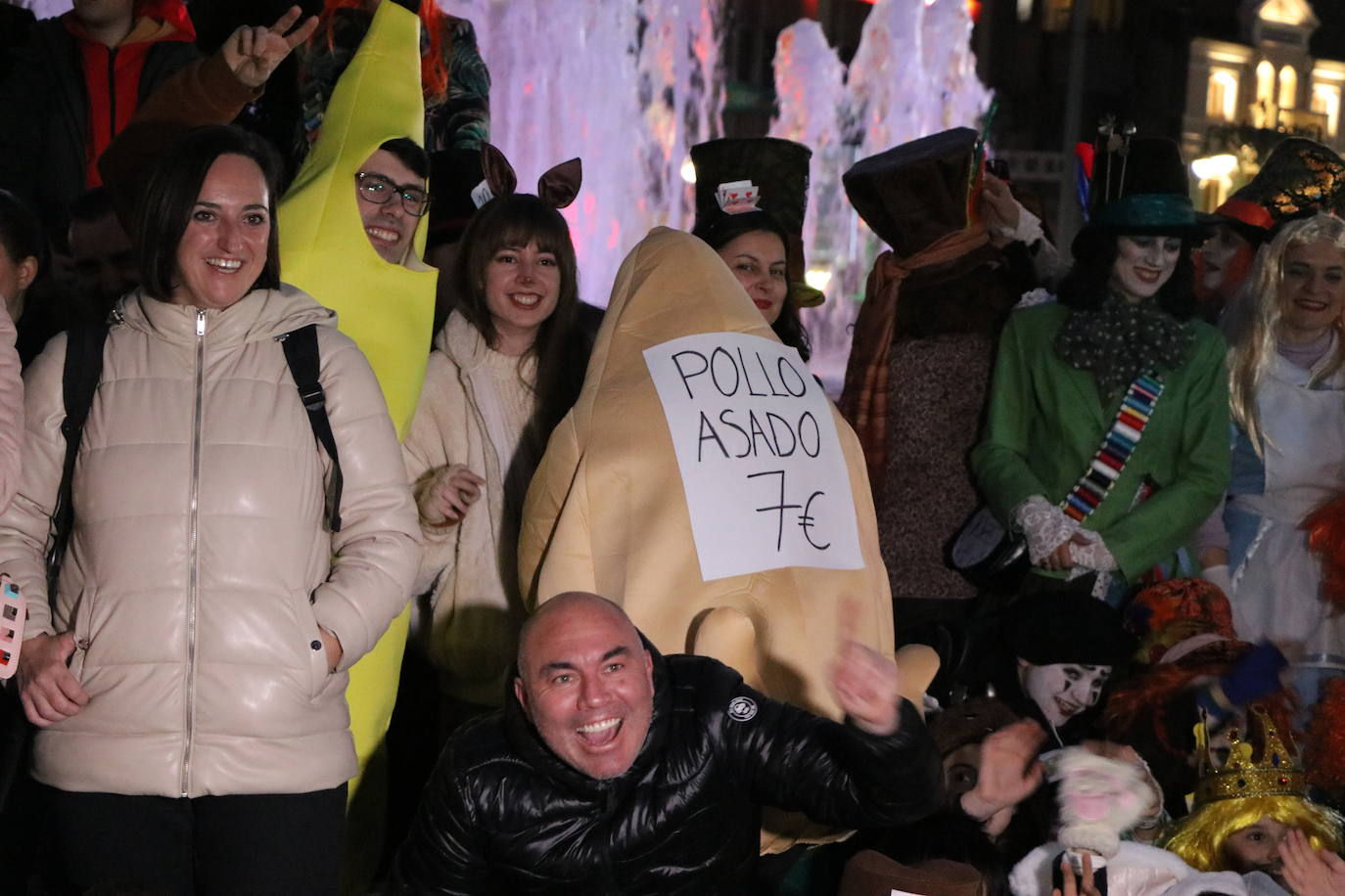 Centenares de personas acuden a la llamada de la fiesta y se disfrazan en esta jornada de sábado.