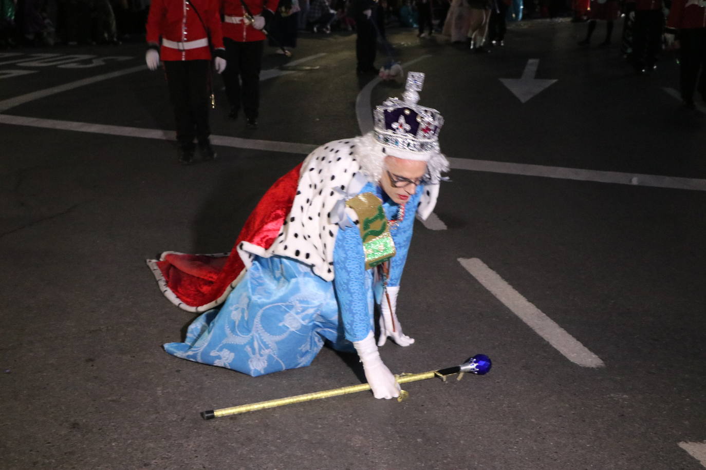 Centenares de personas acuden a la llamada de la fiesta y se disfrazan en esta jornada de sábado.