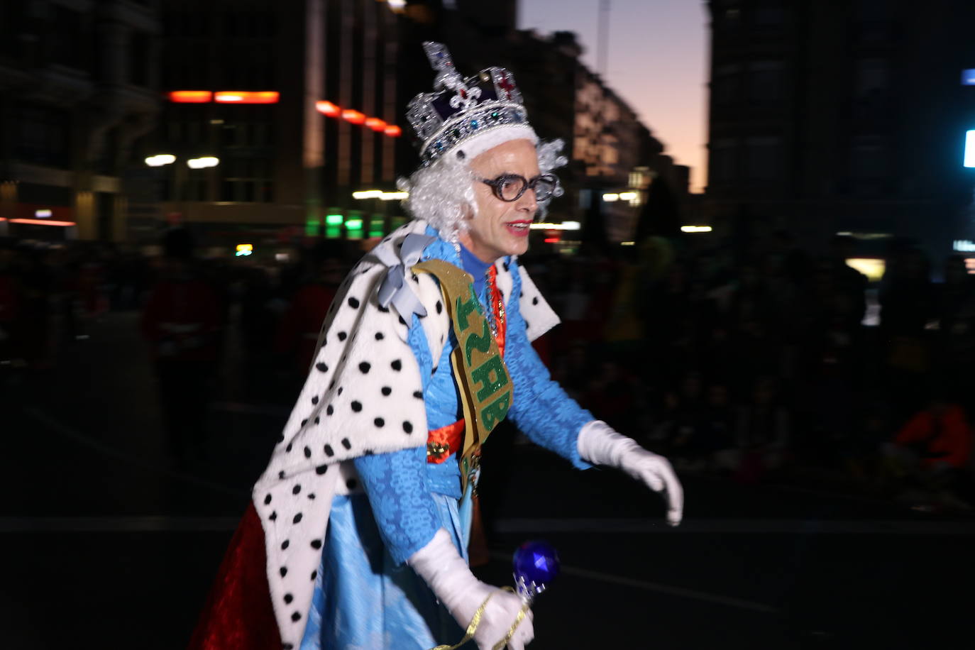 Centenares de personas acuden a la llamada de la fiesta y se disfrazan en esta jornada de sábado.