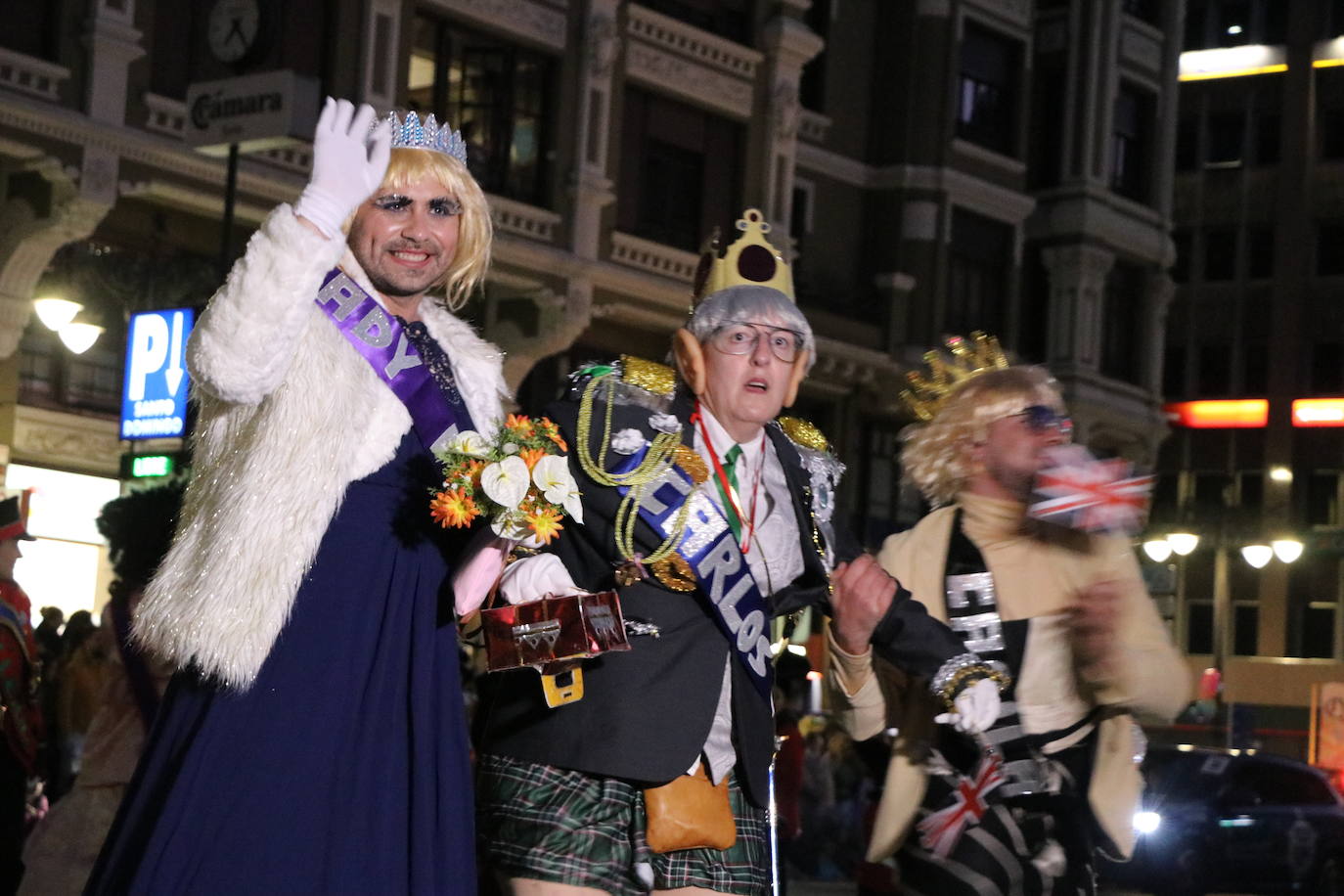 Centenares de personas acuden a la llamada de la fiesta y se disfrazan en esta jornada de sábado.