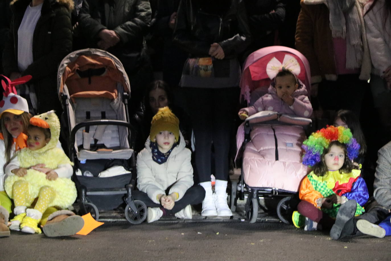 Centenares de personas acuden a la llamada de la fiesta y se disfrazan en esta jornada de sábado.