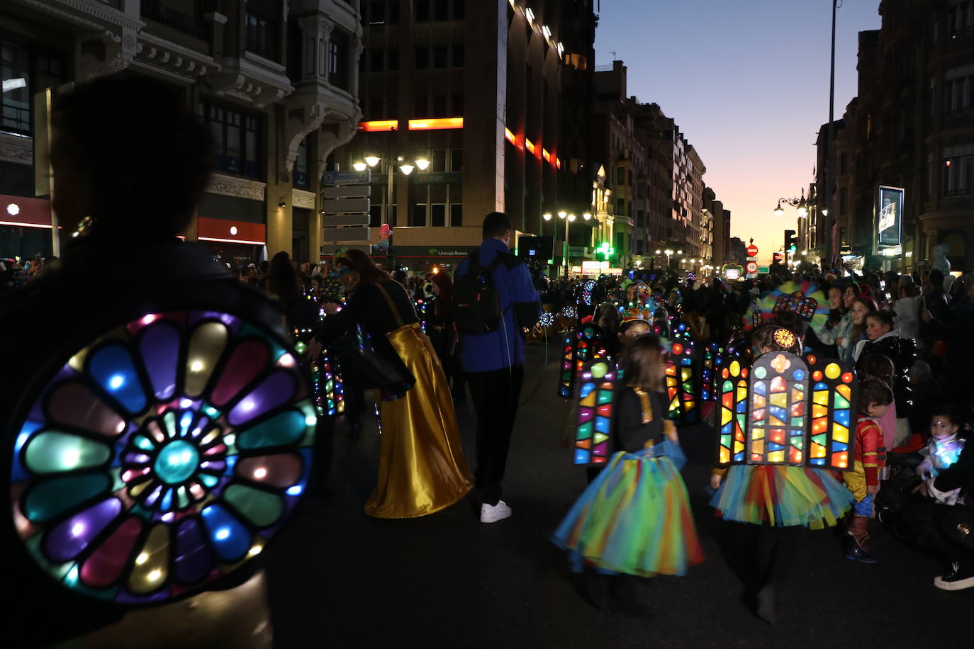 Centenares de personas acuden a la llamada de la fiesta y se disfrazan en esta jornada de sábado.