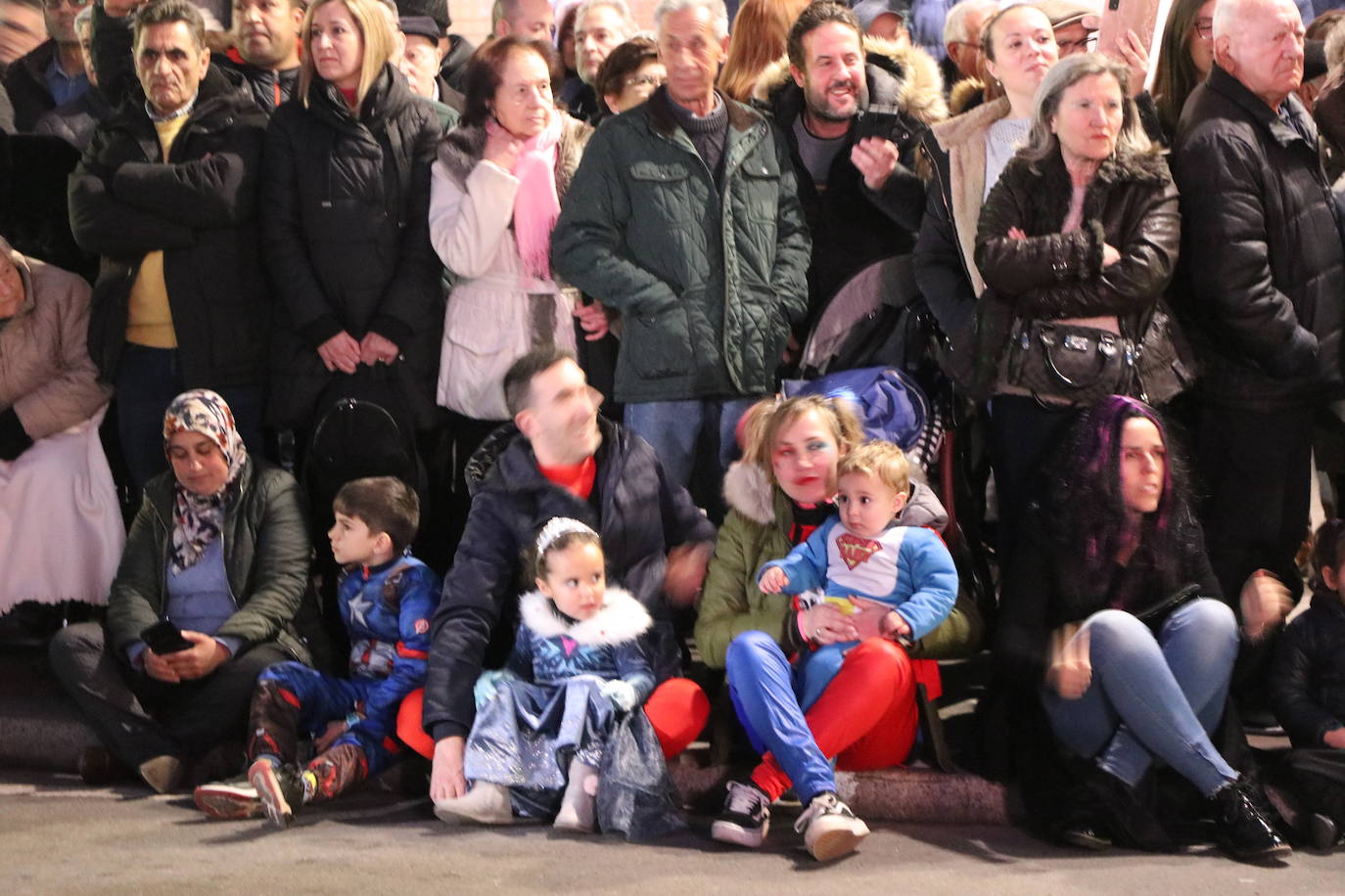 Centenares de personas acuden a la llamada de la fiesta y se disfrazan en esta jornada de sábado.