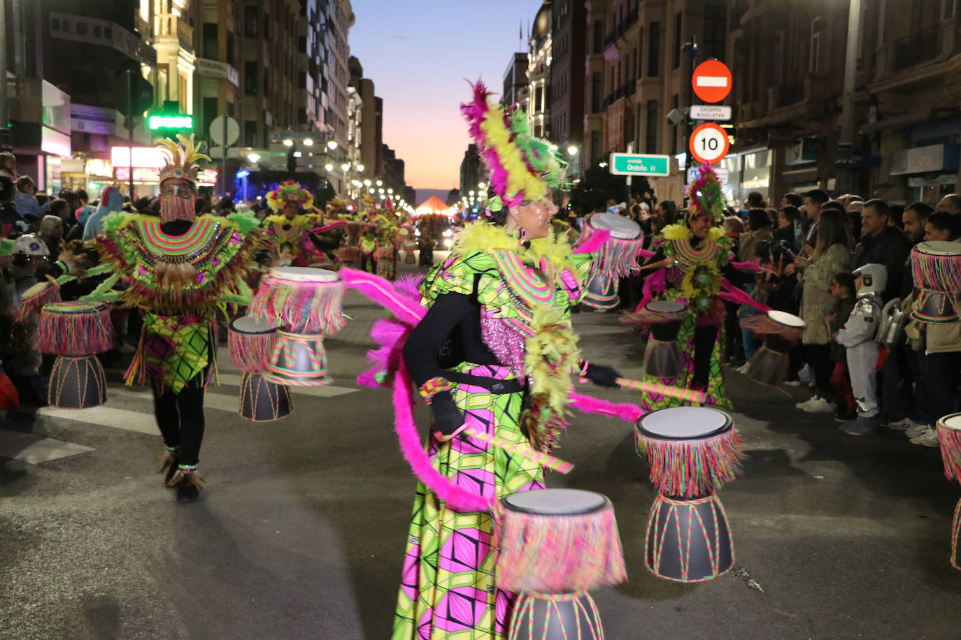 Centenares de personas acuden a la llamada de la fiesta y se disfrazan en esta jornada de sábado.