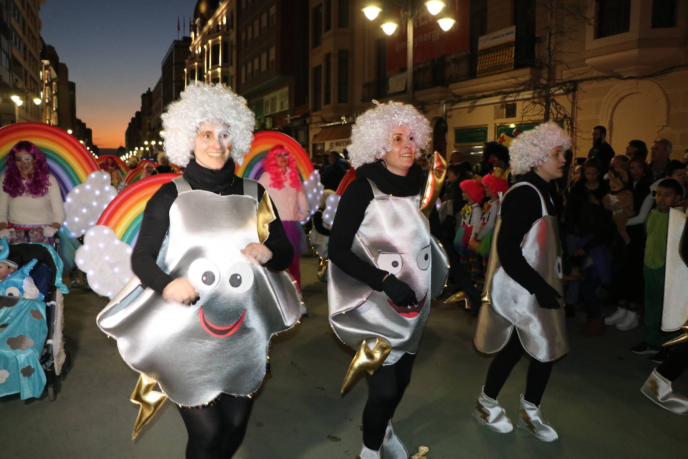 La mayor asistencia que se recuerda a una cabalgata en la capital llena de color y alegría las calles de la ciudad.