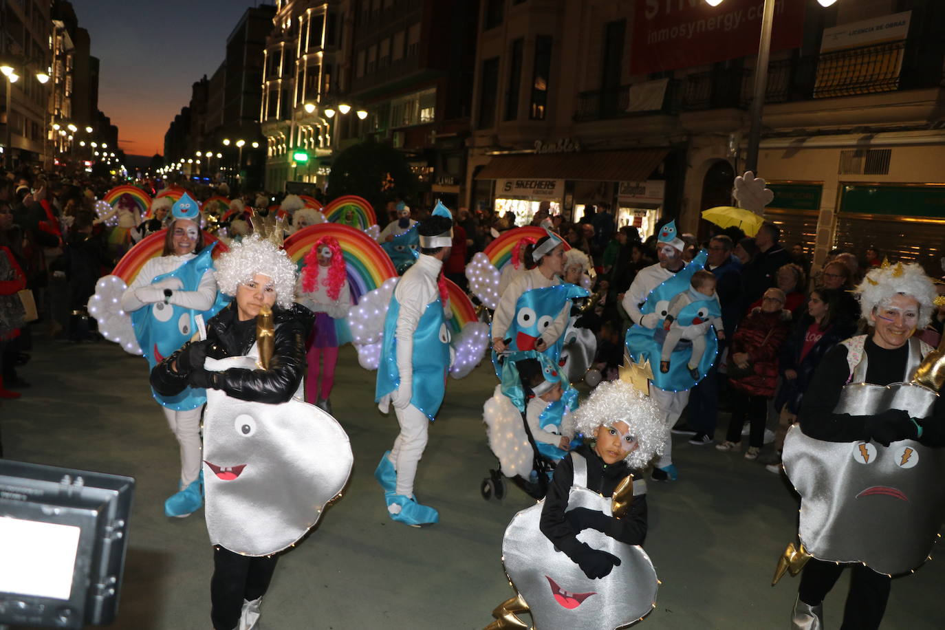 La mayor asistencia que se recuerda a una cabalgata en la capital llena de color y alegría las calles de la ciudad.