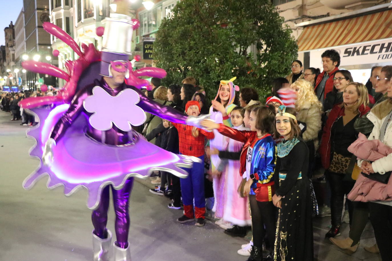 La mayor asistencia que se recuerda a una cabalgata en la capital llena de color y alegría las calles de la ciudad.