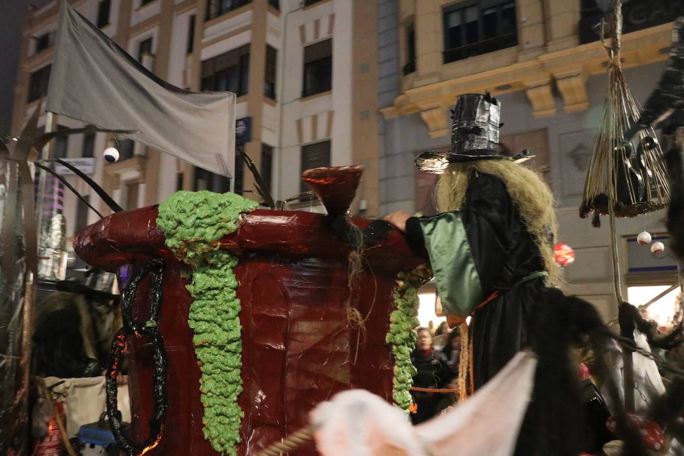 La mayor asistencia que se recuerda a una cabalgata en la capital llena de color y alegría las calles de la ciudad.