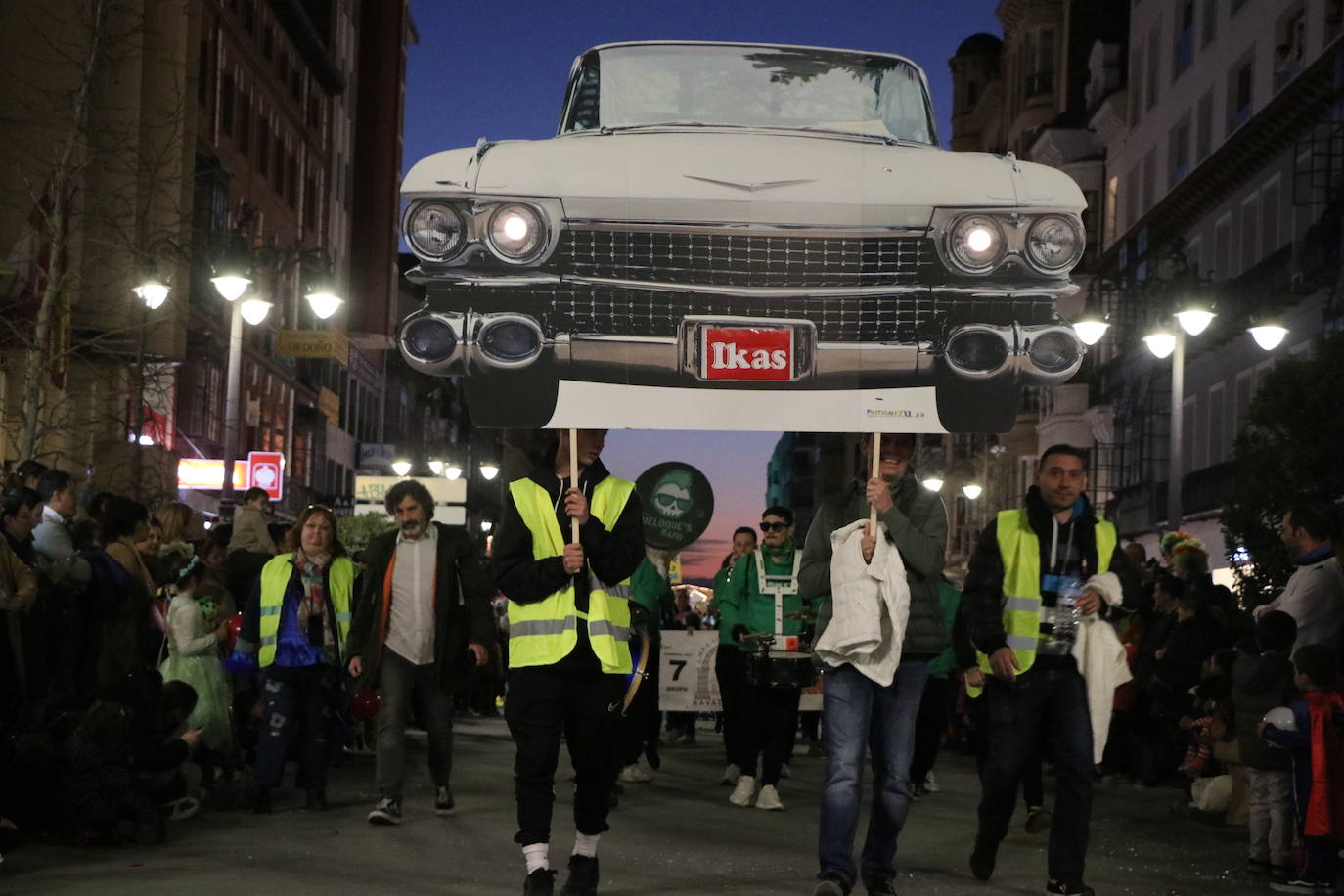 La mayor asistencia que se recuerda a una cabalgata en la capital llena de color y alegría las calles de la ciudad.