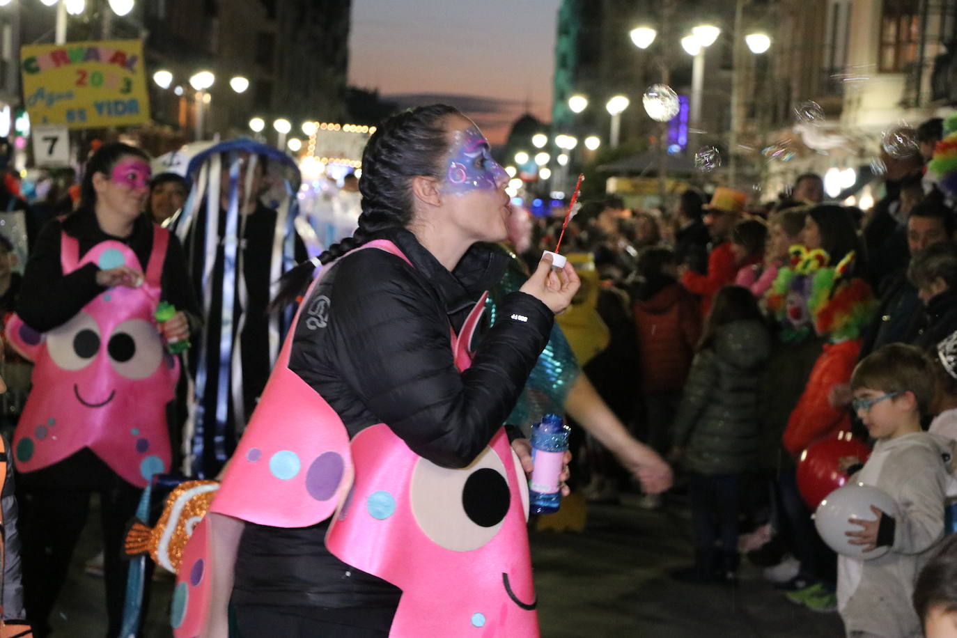 La mayor asistencia que se recuerda a una cabalgata en la capital llena de color y alegría las calles de la ciudad.