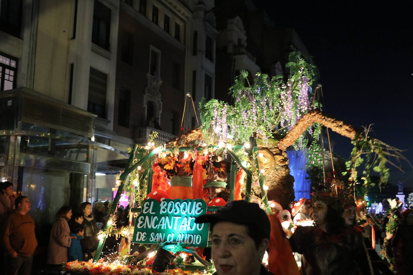 La mayor asistencia que se recuerda a una cabalgata en la capital llena de color y alegría las calles de la ciudad.