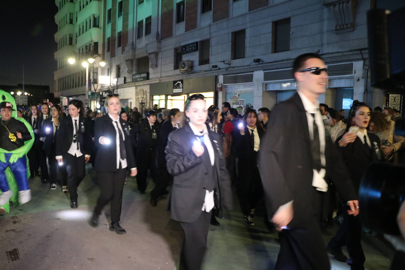 La mayor asistencia que se recuerda a una cabalgata en la capital llena de color y alegría las calles de la ciudad.