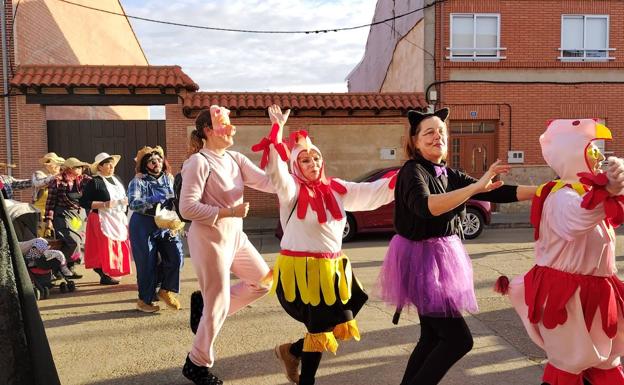 Los vecinos de Laguna de Negrillos han salido a la calle para disfrutar de un desfile cargado de música, diversión y color.