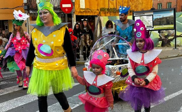 Sahagún es color, es diversión, es alegría y es sorpresa. Más que nunca la localidad ha derrochado elegancia y simpatía con un desfile que ha unido a los mayores con los pequeños