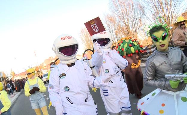 Astronautas y marcianos han llenado las calles de La Virgen del Camino en el tradicional desfile de Carnaval.