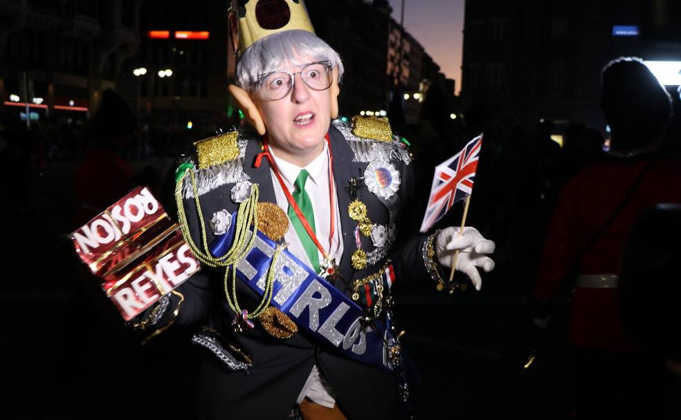 La familia real británica, con la reina difunta Isabel II, tampoco quisieron perderse el desfile de Carnaval de León.