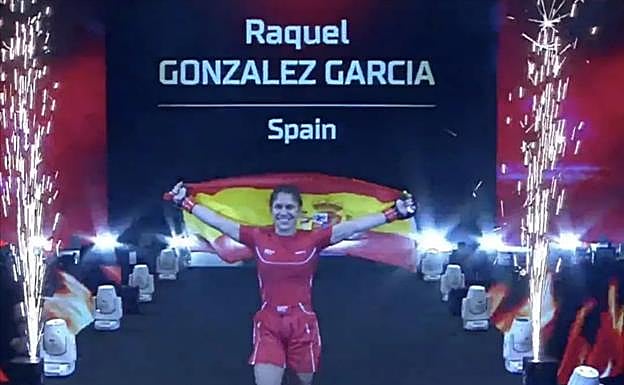 La leonesa saltó al escenario con la bandera de España.