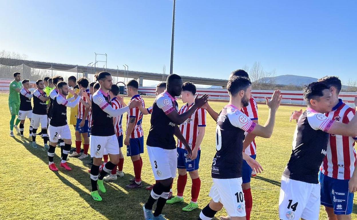 Los equipos se saludan en los prolegómenos del encuentro en La Devesa.