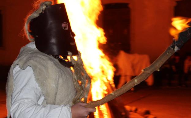 En la tarde de este sábado, los zafarrones han vuelto a Riello: diversión, folklore y etnografía en una fiesta declarada de Interés Turístico Provincial