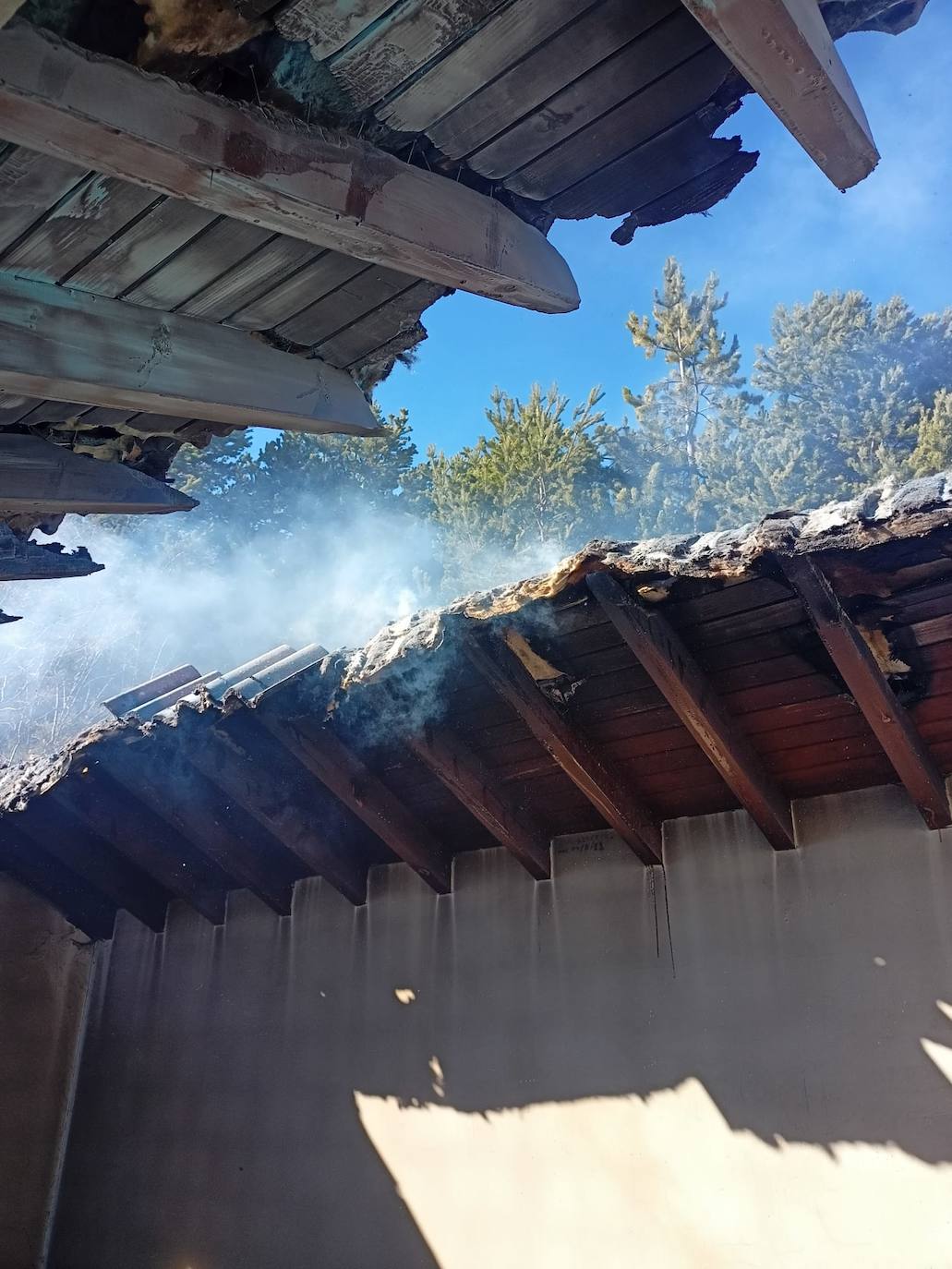 Un incendio consume el refugio de Tomicón en Robledo de Fenar.