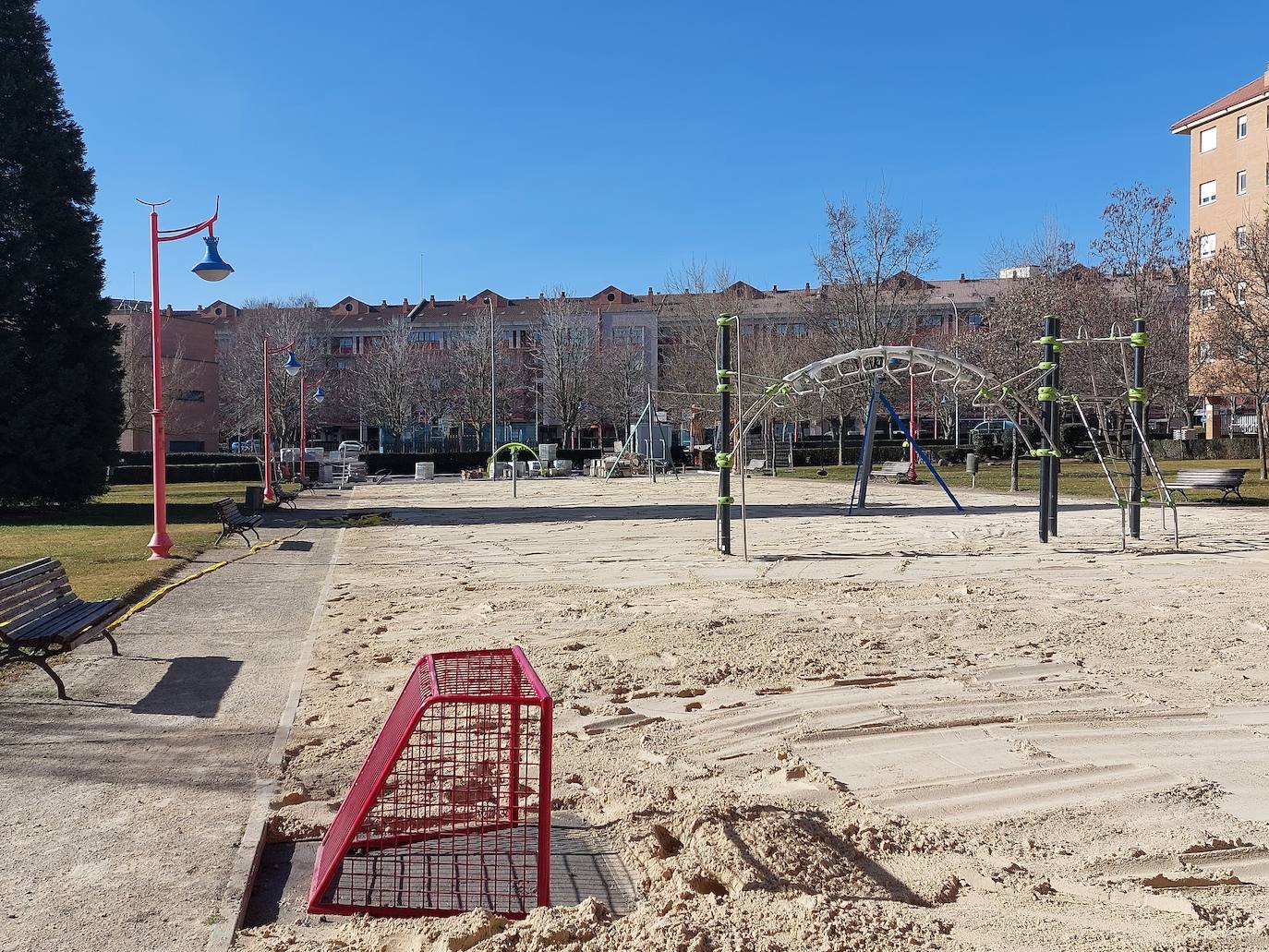 El barrio de La Palomera se encuentra inmerso en dos procesos que cambiarán el aspecto de dos zonas emblemáticas: la explanada del pabellón La Torre, que se transforma ya en el Parque de las Tierras Leonesas con más de un millón de inverisión, y la remodelación y calmado de tráfico del parque de Felipe Sánchez con 600.000 euros de inversión.