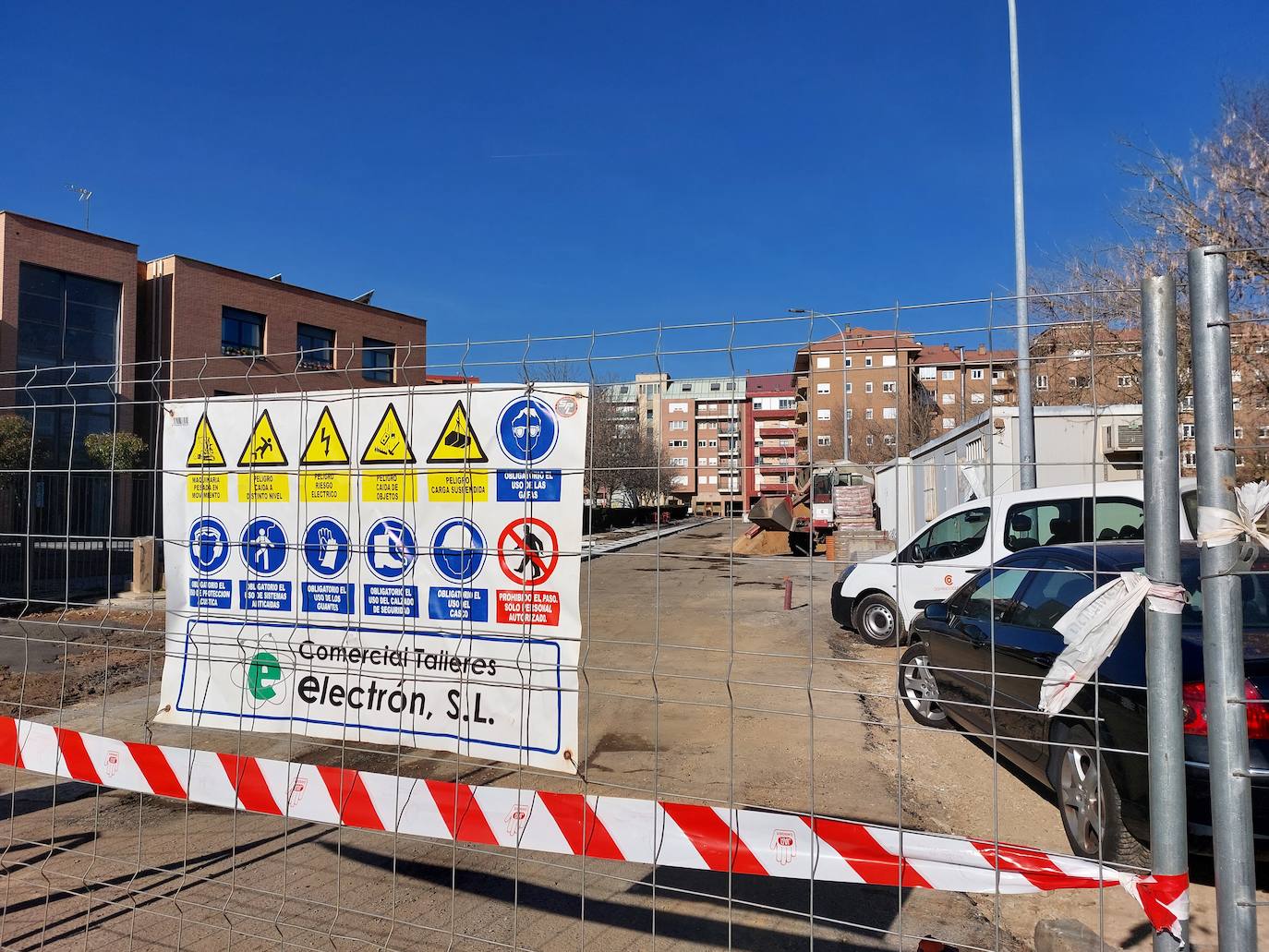 El barrio de La Palomera se encuentra inmerso en dos procesos que cambiarán el aspecto de dos zonas emblemáticas: la explanada del pabellón La Torre, que se transforma ya en el Parque de las Tierras Leonesas con más de un millón de inverisión, y la remodelación y calmado de tráfico del parque de Felipe Sánchez con 600.000 euros de inversión.