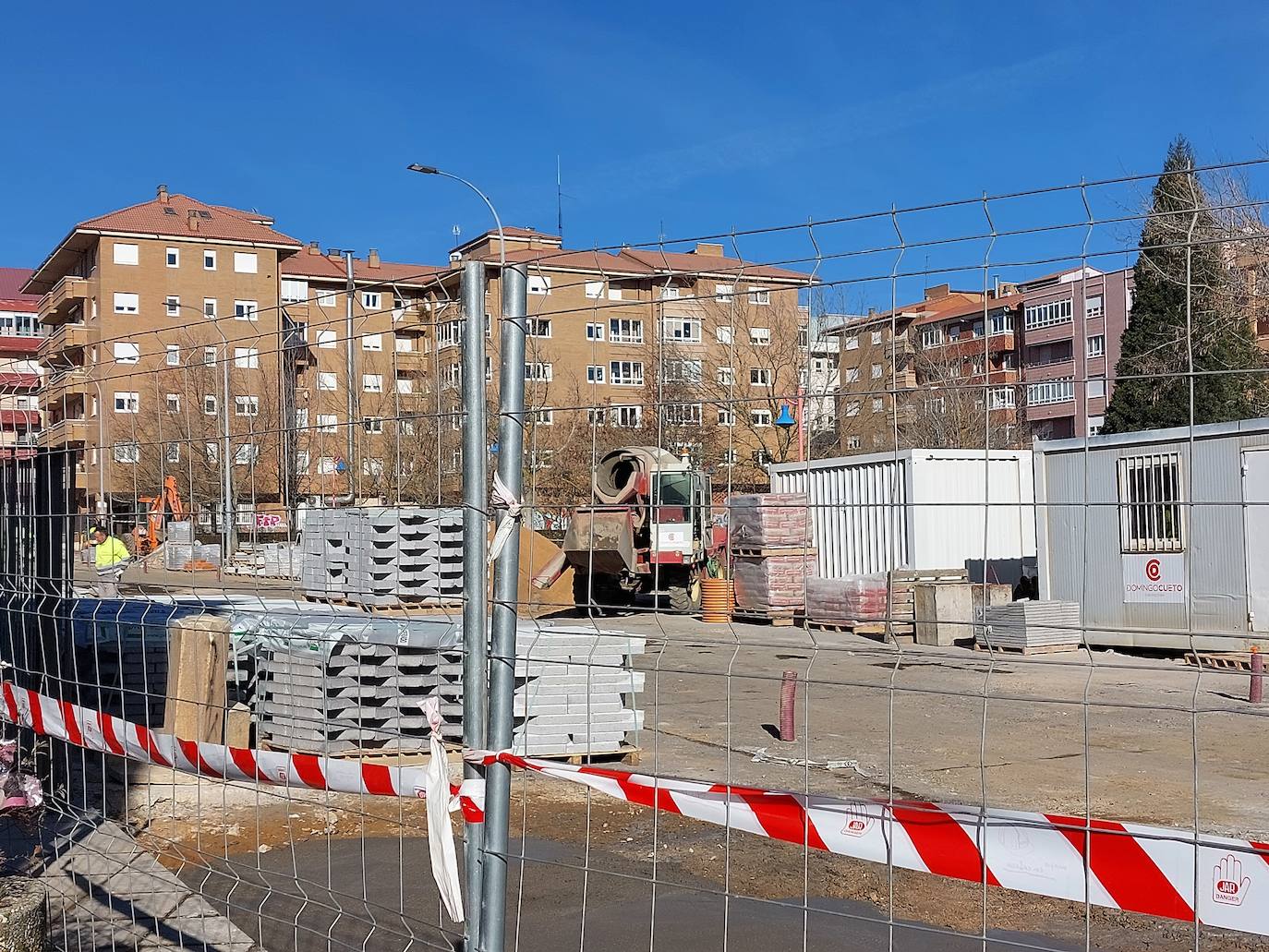 El barrio de La Palomera se encuentra inmerso en dos procesos que cambiarán el aspecto de dos zonas emblemáticas: la explanada del pabellón La Torre, que se transforma ya en el Parque de las Tierras Leonesas con más de un millón de inverisión, y la remodelación y calmado de tráfico del parque de Felipe Sánchez con 600.000 euros de inversión.