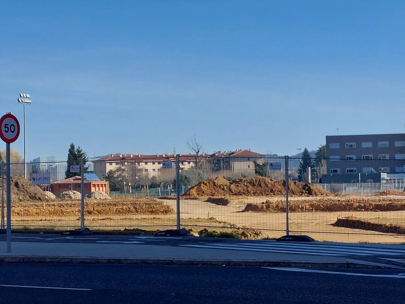 El barrio de La Palomera se encuentra inmerso en dos procesos que cambiarán el aspecto de dos zonas emblemáticas: la explanada del pabellón La Torre, que se transforma ya en el Parque de las Tierras Leonesas con más de un millón de inverisión, y la remodelación y calmado de tráfico del parque de Felipe Sánchez con 600.000 euros de inversión.