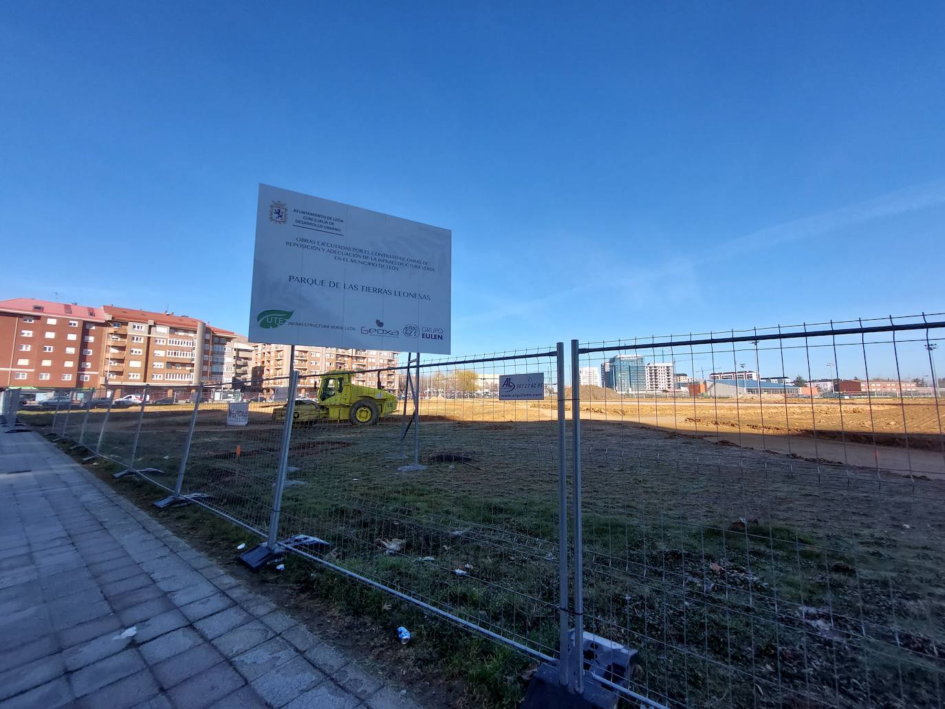 El barrio de La Palomera se encuentra inmerso en dos procesos que cambiarán el aspecto de dos zonas emblemáticas: la explanada del pabellón La Torre, que se transforma ya en el Parque de las Tierras Leonesas con más de un millón de inverisión, y la remodelación y calmado de tráfico del parque de Felipe Sánchez con 600.000 euros de inversión.