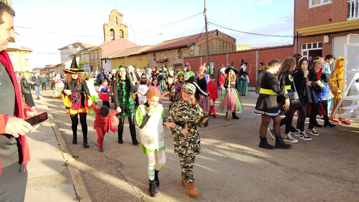 La localidad leonesa se ha puesto sus mejores disfraces para honrar a Don Carnal en su tradicional desfile.