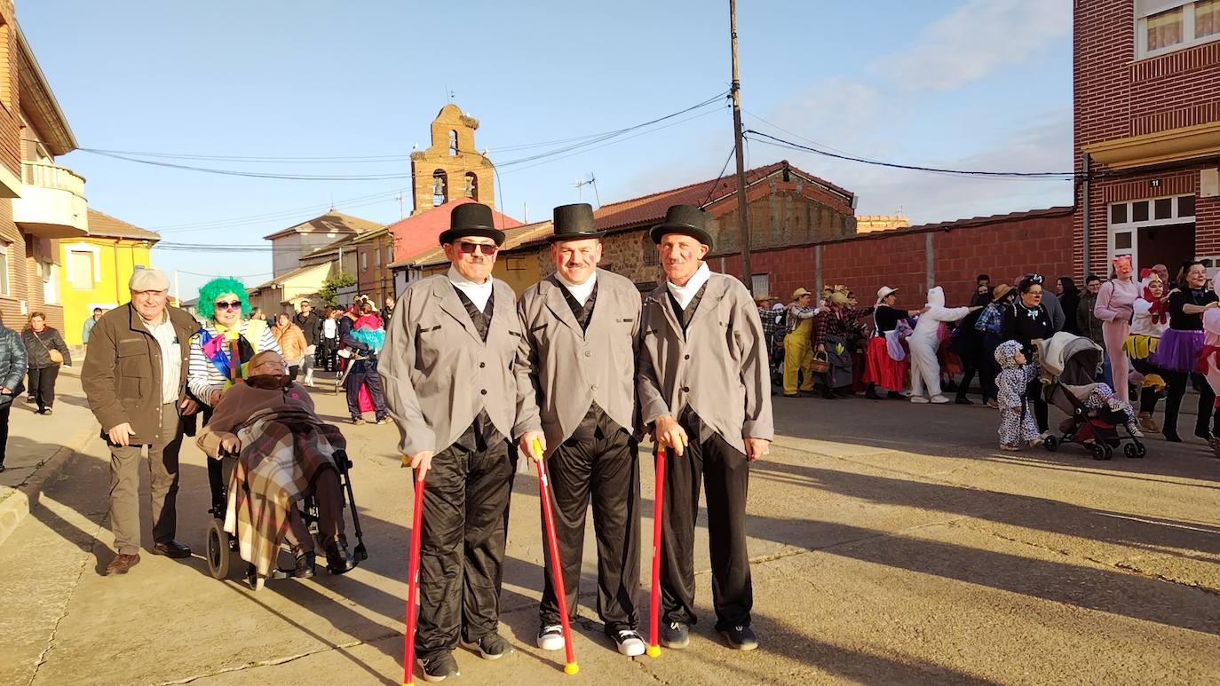 La localidad leonesa se ha puesto sus mejores disfraces para honrar a Don Carnal en su tradicional desfile.