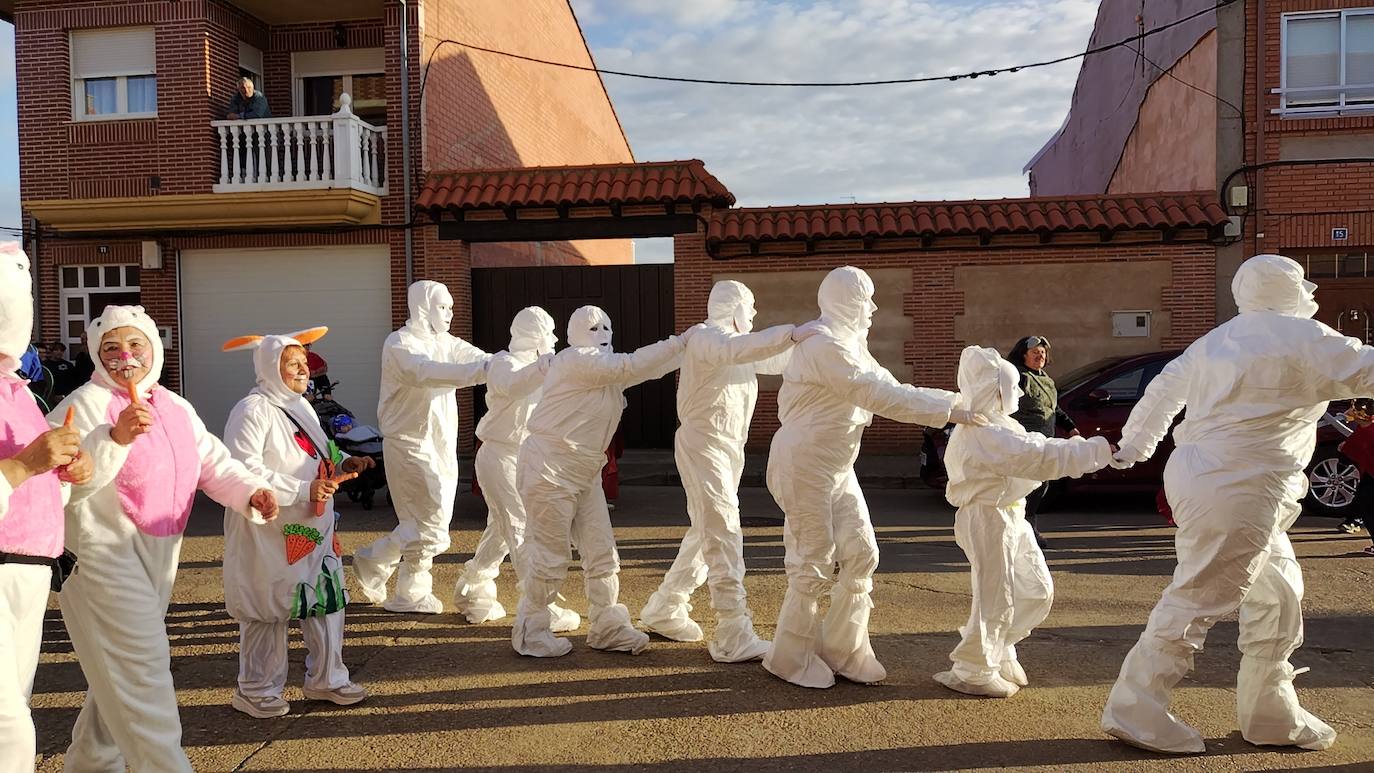 La localidad leonesa se ha puesto sus mejores disfraces para honrar a Don Carnal en su tradicional desfile.