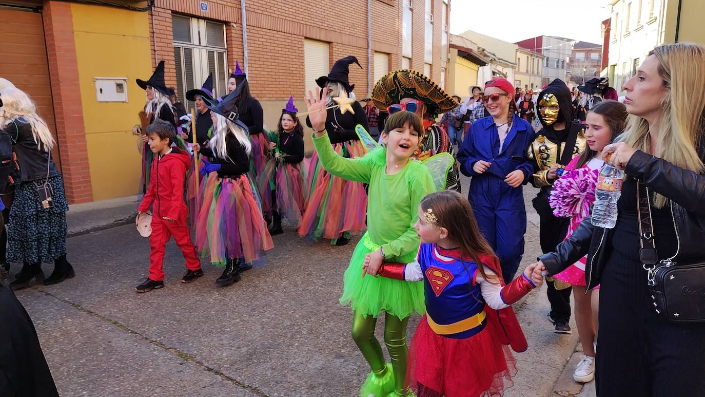 La localidad leonesa se ha puesto sus mejores disfraces para honrar a Don Carnal en su tradicional desfile.