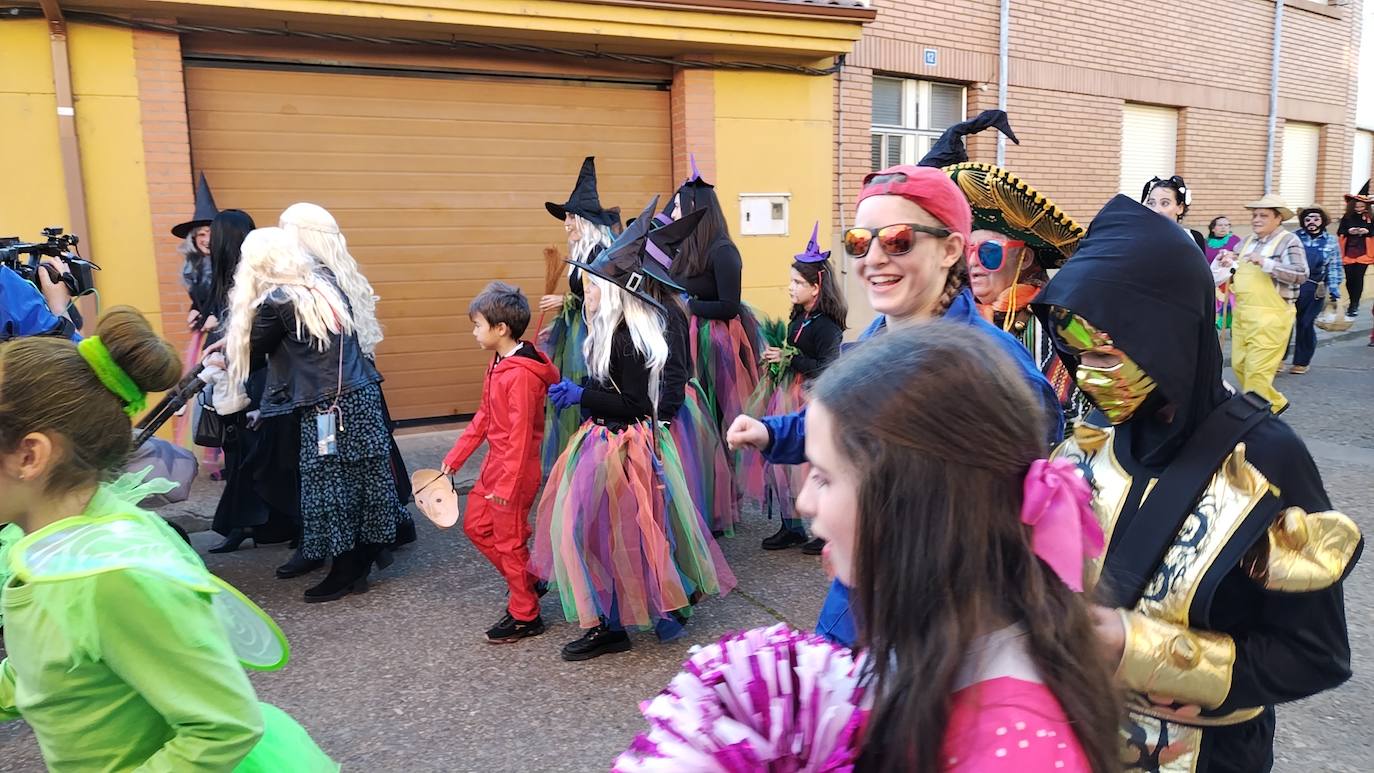 La localidad leonesa se ha puesto sus mejores disfraces para honrar a Don Carnal en su tradicional desfile.