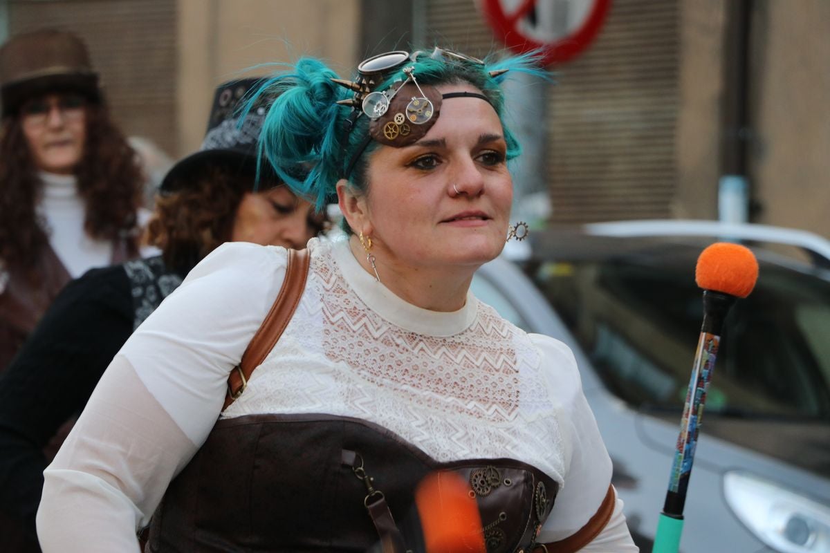 Los vecinos de La Robla han salido este domingo a la calle para llenarla de música, color y diversión en un desfile de Carnaval de record.