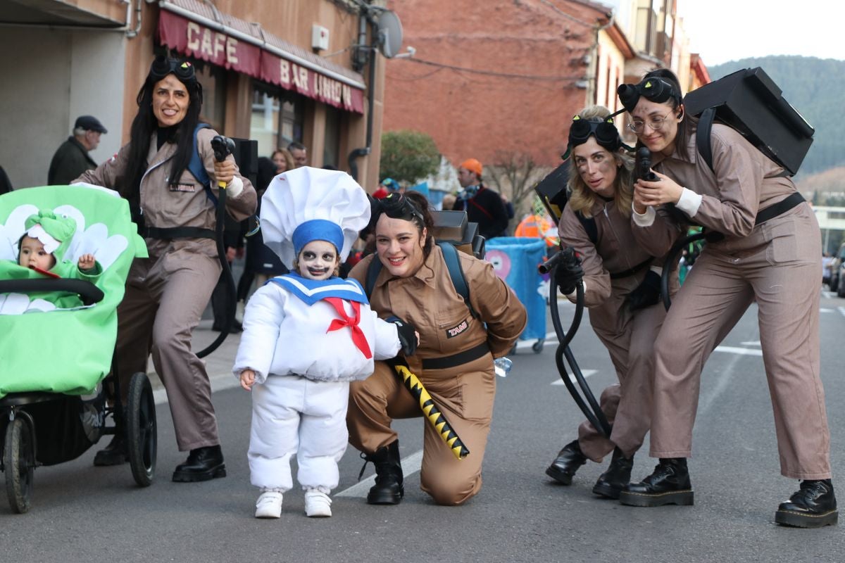 Los vecinos de La Robla han salido este domingo a la calle para llenarla de música, color y diversión en un desfile de Carnaval de record.