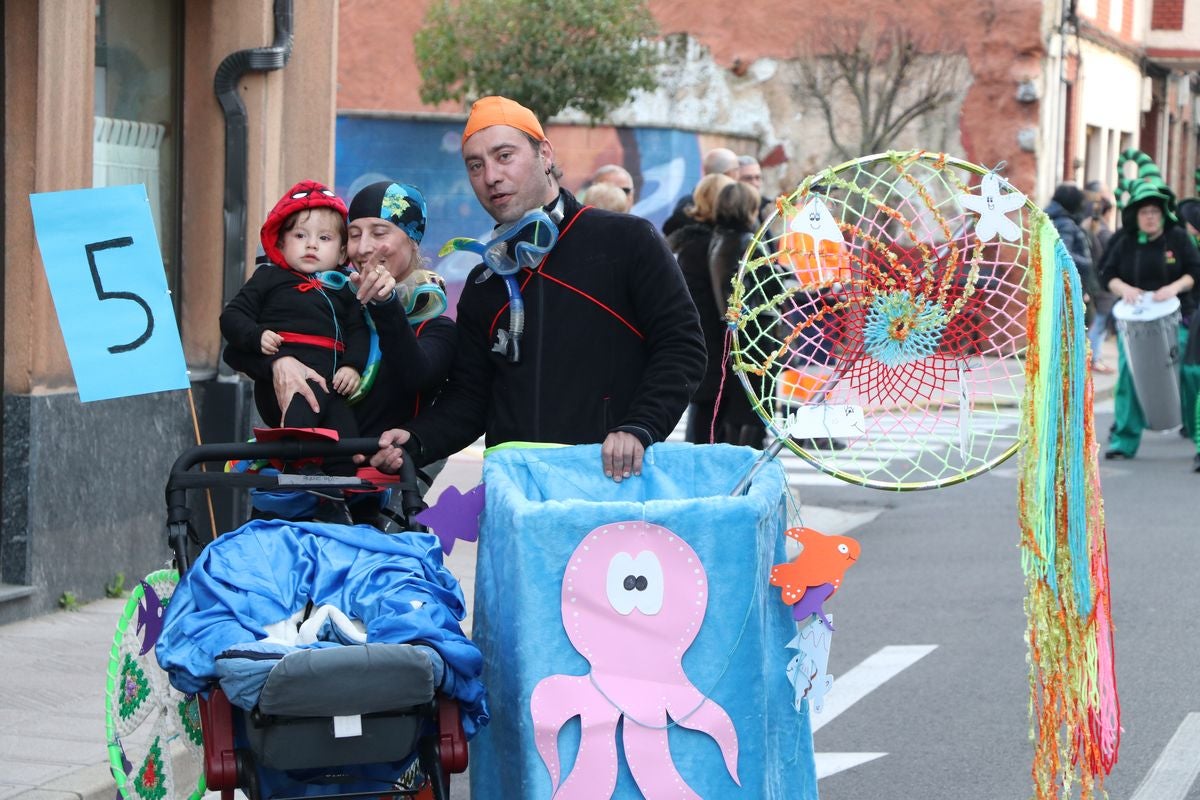 Los vecinos de La Robla han salido este domingo a la calle para llenarla de música, color y diversión en un desfile de Carnaval de record.