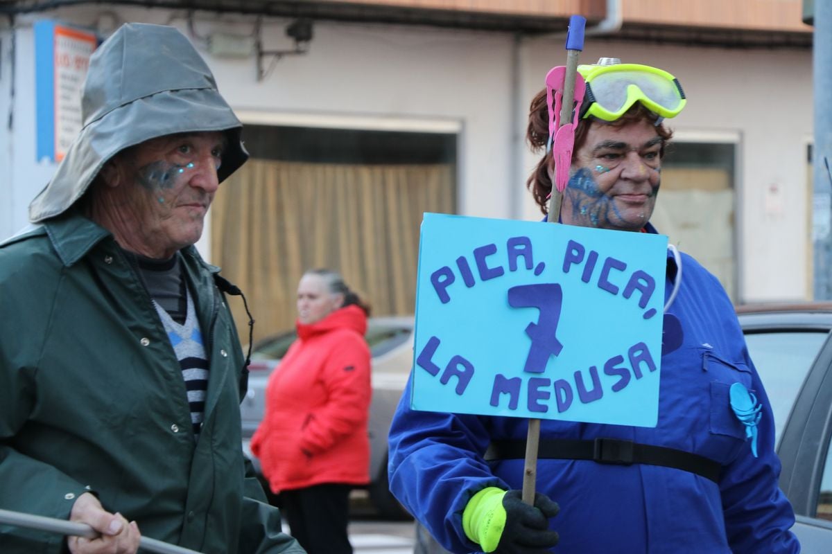 Los vecinos de La Robla han salido este domingo a la calle para llenarla de música, color y diversión en un desfile de Carnaval de record.