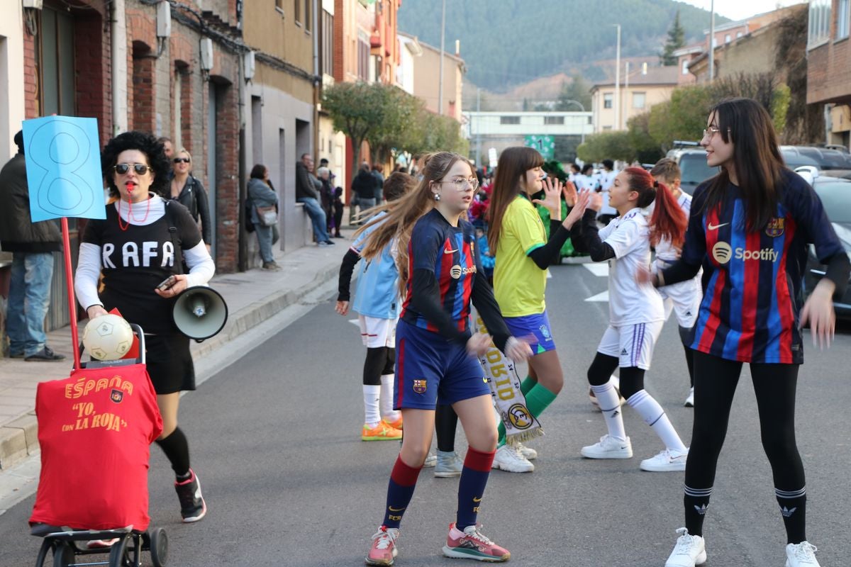 Los vecinos de La Robla han salido este domingo a la calle para llenarla de música, color y diversión en un desfile de Carnaval de record.