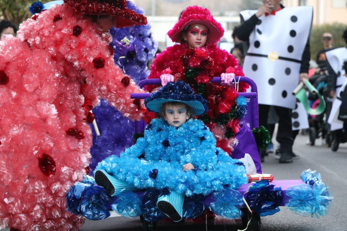 Los vecinos de La Robla han salido este domingo a la calle para llenarla de música, color y diversión en un desfile de Carnaval de record.